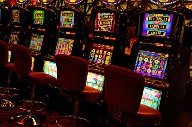 asiacasino 89 live-dealer studio with Formula 1 race broadcast on secondary screen